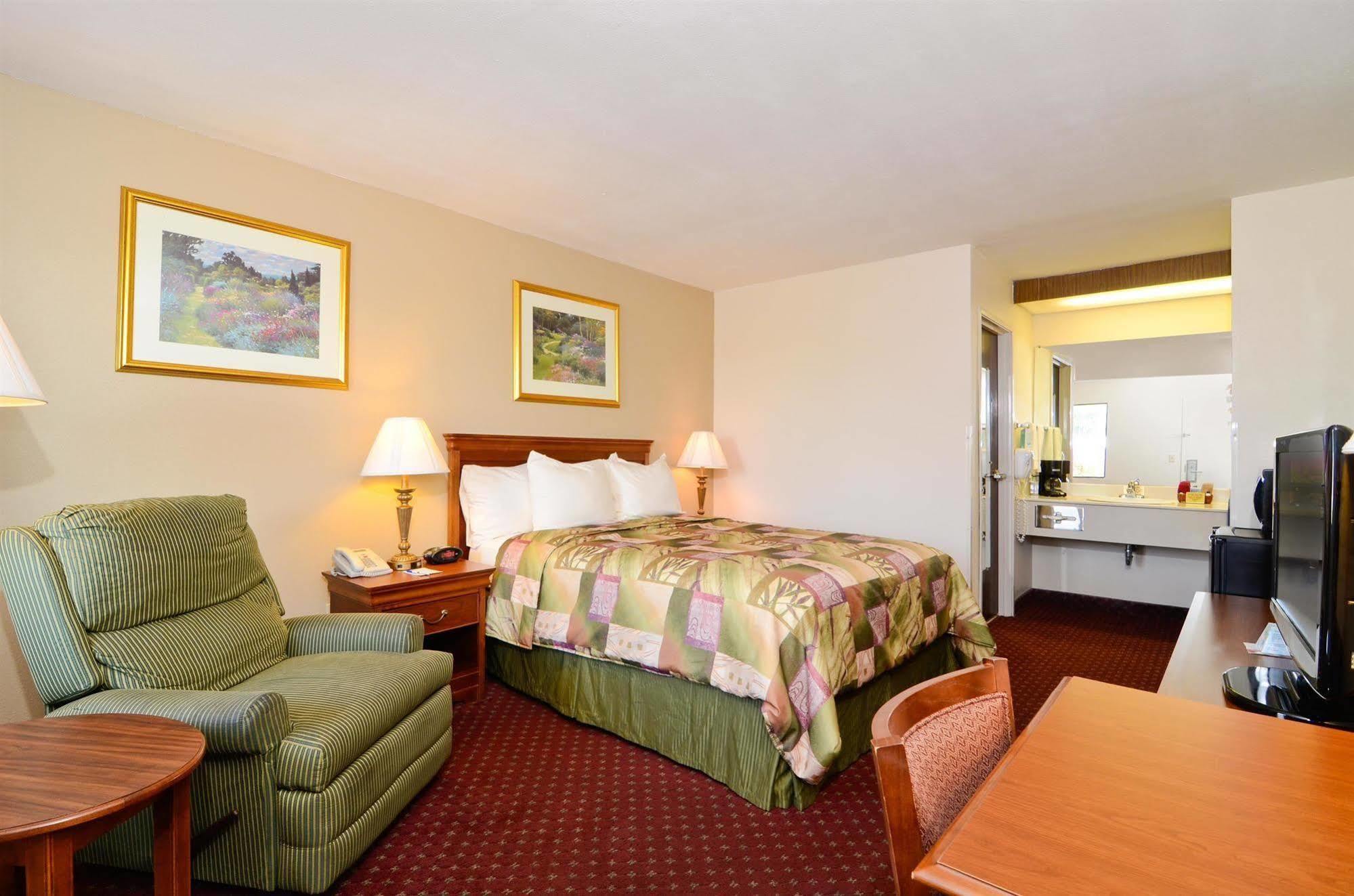 Super 8 By Wyndham Mcgehee Hotel Room photo